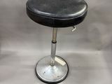un tabouret noir avec un piètement en métal et une assise noire