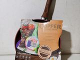 une spatule en bois contenant un paquet de nourriture
