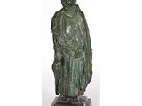 une image représentant une statue en bronze d'une femme tenant un sac