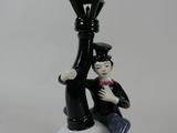 une figurine représentant un homme assis sur un échiquier