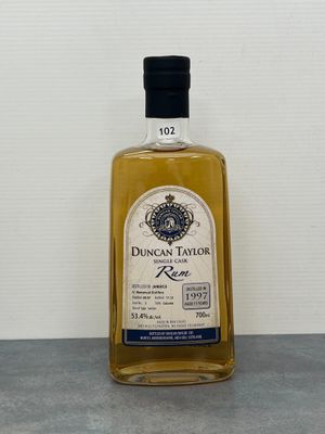 une bouteille d'alcool posée sur une table