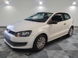 la volkswagen polo blanche est garée sur un carrelage à carreaux