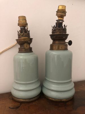 Paire de lampes à pétrole d'un modèle proche, monture en lai…