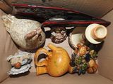 une boîte en carton contenant divers objets décoratifs