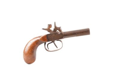 un vieux fusil avec une poignée en bois sur fond blanc