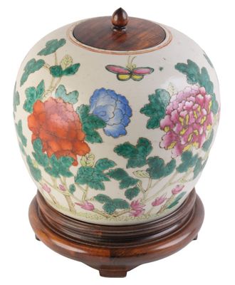 une image représentant un vase blanc orné de fleurs colorées et d'un papillon