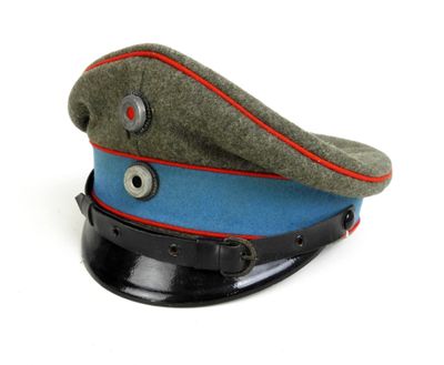 un chapeau posé sur une table