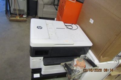 une imprimante posée sur une pile de boîtes