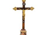 un crucifix ancien avec une statue de Jésus sur la croix