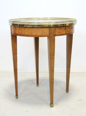 une image représentant une petite table sur laquelle se trouve un plateau