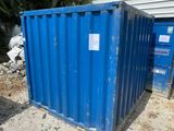 un conteneur bleu posé par terre
