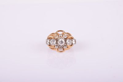 une photo d'une bague en or et diamants