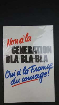 une image d'une pancarte sur laquelle on peut lire : « Vous êtes une génération de bla bla bla bla »