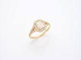 une bague en or jaune sertie d'un diamant taille baguette entouré de diamants