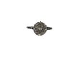 une image d'une bague en diamant sur fond blanc
