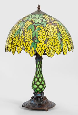gros plan d'une lampe sur une table à fond blanc