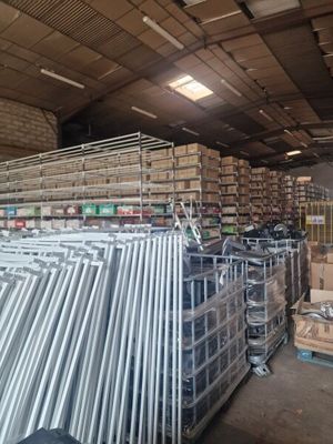 une grande quantité de cartons et de palettes dans un entrepôt