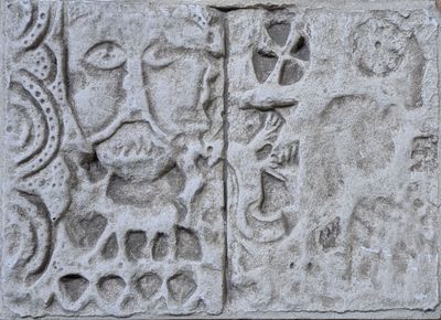 un gros plan sur une sculpture sur un mur de pierre