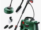 La pompe électrique verte et noire se trouve à côté des autres outils