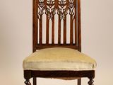 une image représentant une chaise avec un dossier en bois et une assise beige