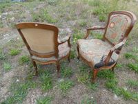Paire de fauteuils en noyer mouluré et sculpté. (photo 5)