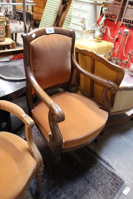 deux chaises assises l'une à côté de l'autre dans une pièce