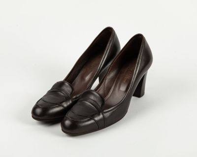 une photo d'une paire de chaussures noires sur fond blanc