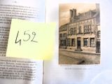 une photo d'un livre sur lequel est collé un post-it
