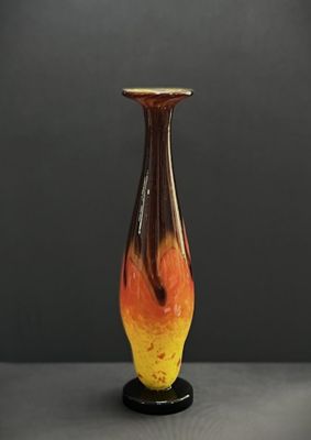 un vase posé sur une table dont le socle est noir