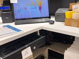 un bureau sur lequel se trouvent un ordinateur portable et une imprimante