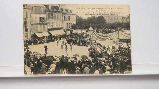 Guéret : Circuit Peugeot-Wolber. Arrivée du premier Peloton. TBE.