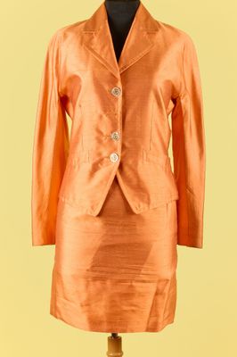 une robe et une veste orange sur un mannequin, un mannequin, un mannequin, un mannequin, un mannequin, un mannequin, un mannequin, un mannequin, un mannequin, un mannequin, un mannequin, un mannequin, un mannequin, un mannequin, un mannequin, un mannequin, un mannequin, un mannequin, un mannequin, un mannequin, un mannequin, un mannequin, un mannequin, un mannequin, un mannequin, un mannequin, un mannequin, un mannequin, un mannequin, un mannequin, un mannequin, un mannequin, un mannequin, un