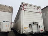 deux semi-remorques garées côte à côte sur un parking