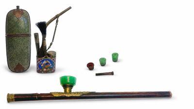 une petite collection d'objets comprenant une pipe, un étui et une batte de baseball