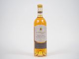 une bouteille de vin posée sur une surface blanche