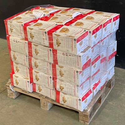 une pile de boîtes sur une palette dans un entrepôt