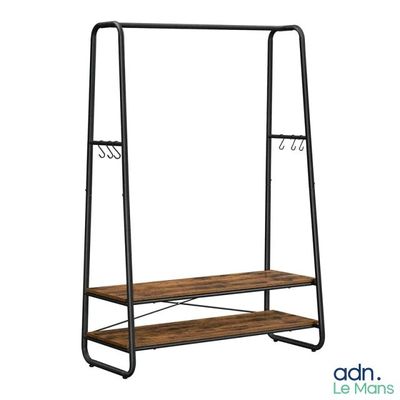 un porte-manteaux en bois et en métal, muni de deux étagères et de crochets
