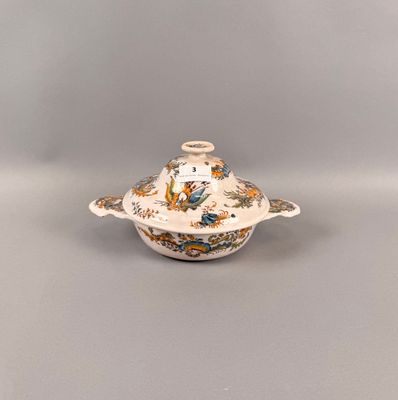 Bouillon couvert en faïence polychrome à riche décor floral,…