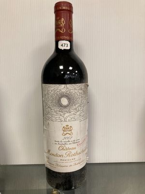 une bouteille de vin posée sur une table en verre