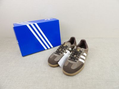 Baskets adidas Superstar marron et blanches, avec leur boîte