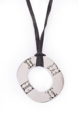 collier en métal argenté orné d'un ruban noir sur fond blanc