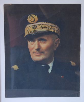 portrait d'un homme en uniforme militaire dans un cadre blanc