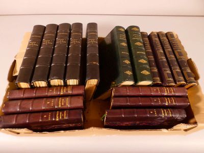 plusieurs livres empilés sur une table