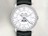 gros plan d'une montre-bracelet avec des chiffres romains