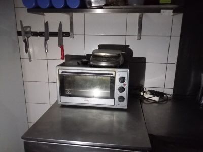 un grille-pain four posé sur un comptoir dans une cuisine