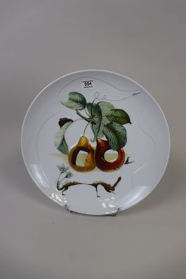 une assiette blanche sur laquelle est peinte une composition de pommes