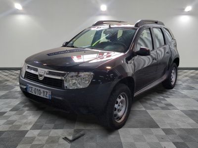 une photo d'une Dacia noire garée dans un garage