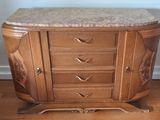 une armoire en bois avec un plateau en marbre, posée sur un parquet