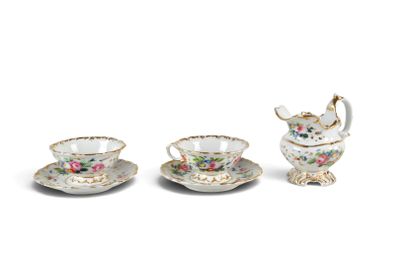 service à thé en porcelaine composé de trois pièces, avec soucoupes et tasses