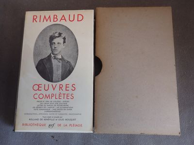 un livre sur lequel figure la photo d'un homme en smoking